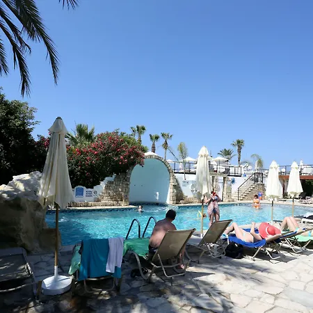 中央狄俄尼索斯酒店 3* Paphos